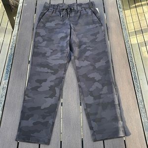 Lululemon On The Fly Pant *28" Size 6 NWT Incognito Camo Multi Grey / Coal